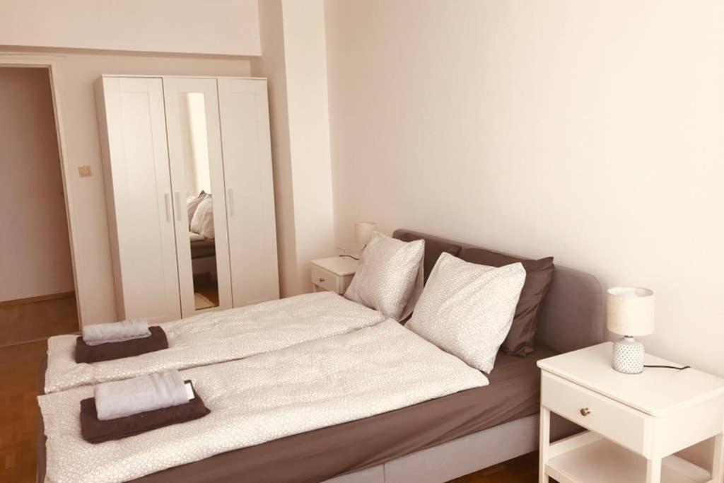 Mitten Im Achten. Zentrale Wohnung In Wien Extérieur photo