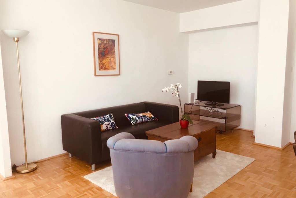 Mitten Im Achten. Zentrale Wohnung In Wien Extérieur photo